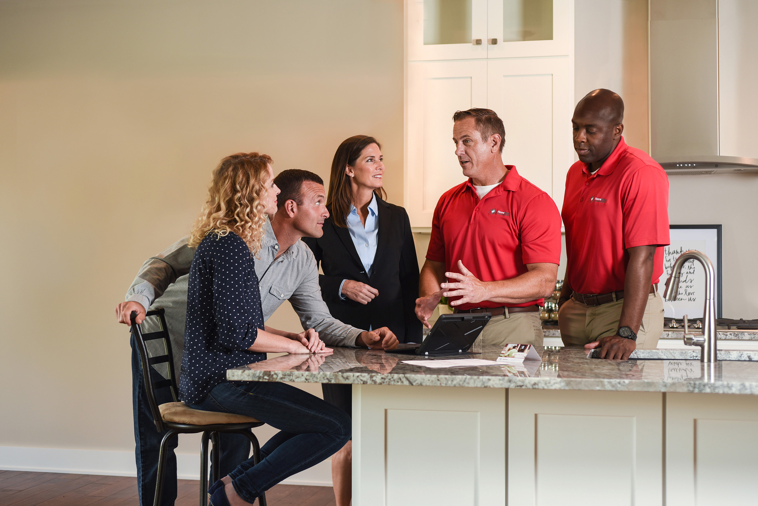 inspector talking with clients realtor